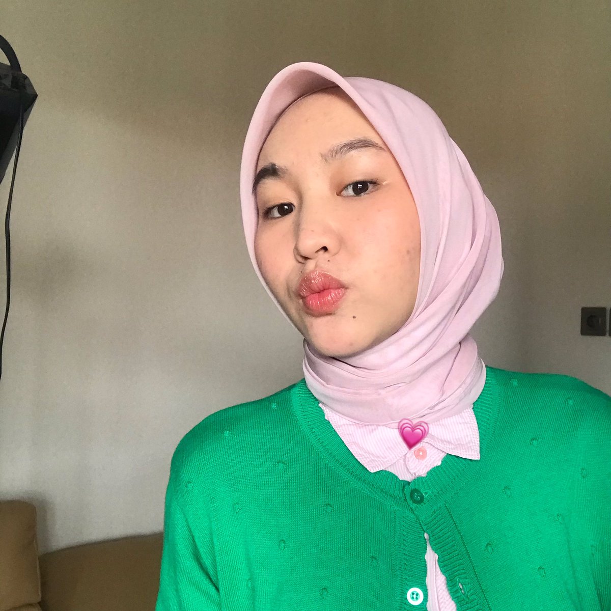 KALAPP MOMENTTT ampe punya dua shade setting powdernya Kymm skin🤓🤏🏻 

suka sama finish touchnya yg satin velvet &amp; ngeblur pori-pori ituu💗 
#dunnamereview