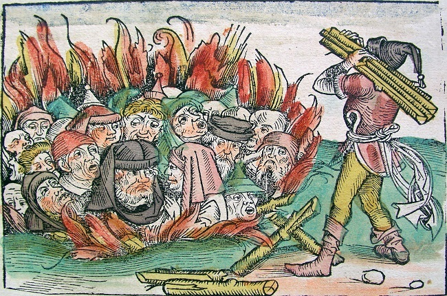 PGonz8's tweet photo. ¿Por qué diferenciamos tanto entonces el ejecutar prisioneros de guerra, disidentes o a la señora que pasaba por ahí en un lado y en otro? Porque la historia, de nuevo, tiene un marcado cariz identitario. Porque queremos sentirnos descendientes de "los buenos" https://t.co/Hxx1QXoXCn