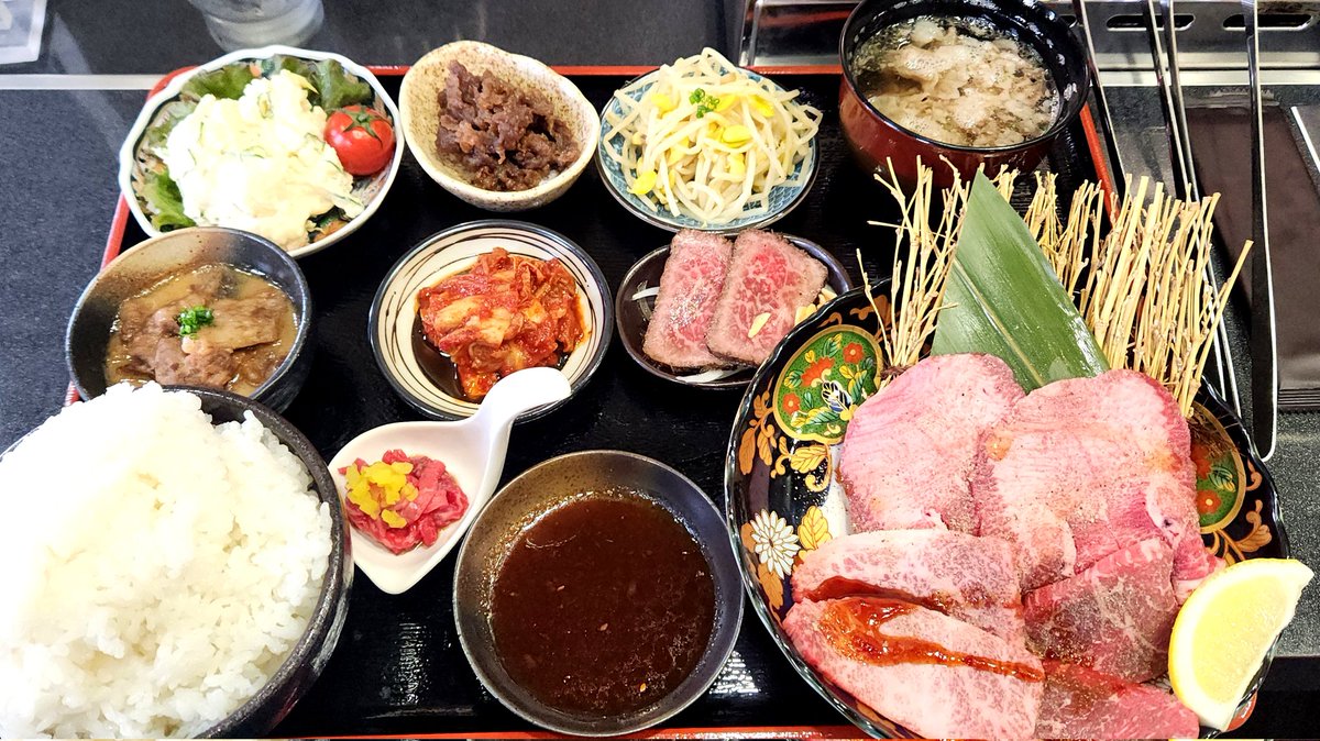 MomoMten's tweet photo. 限定5食のランチどうしても行きたいって友達に言われて行ってきた🤭 
11時半開店なのに、10時前から並んだ……疲れた꜀( ꜆-ࡇ-)꜆
まるたつ御膳 2000円
並んだかいはあったかな(*^^*)
#まるたつ  #大阪
#まるたつ御膳   #ランチ https://t.co/UdhVKvliTb