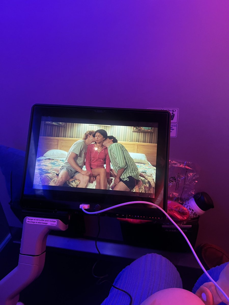 《Challenger 挑战者》🎾
法航灯光配合这个电影，越看越应景😎