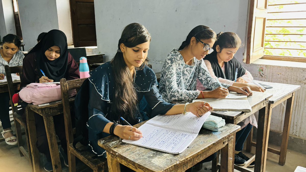आज दिनांक 11/11/24 को महिला महाविद्यालय किदवई नगर कानपुर में मिशनशक्ति फ़ेज़ 05 के अन्तर्गत “महिला सशक्तिकरण” विषय पर निबंध  लेखन प्रतियोगिता का आयोजन किया गया  और  छात्राओं को सुप्रीम कोर्ट की विशाखा गाइडलाइन से अवगत कराया गया। <a href="/mission_shakti/">Mission Shakti</a> #missionshakti <a href="/UPGovt/">Government of UP</a>