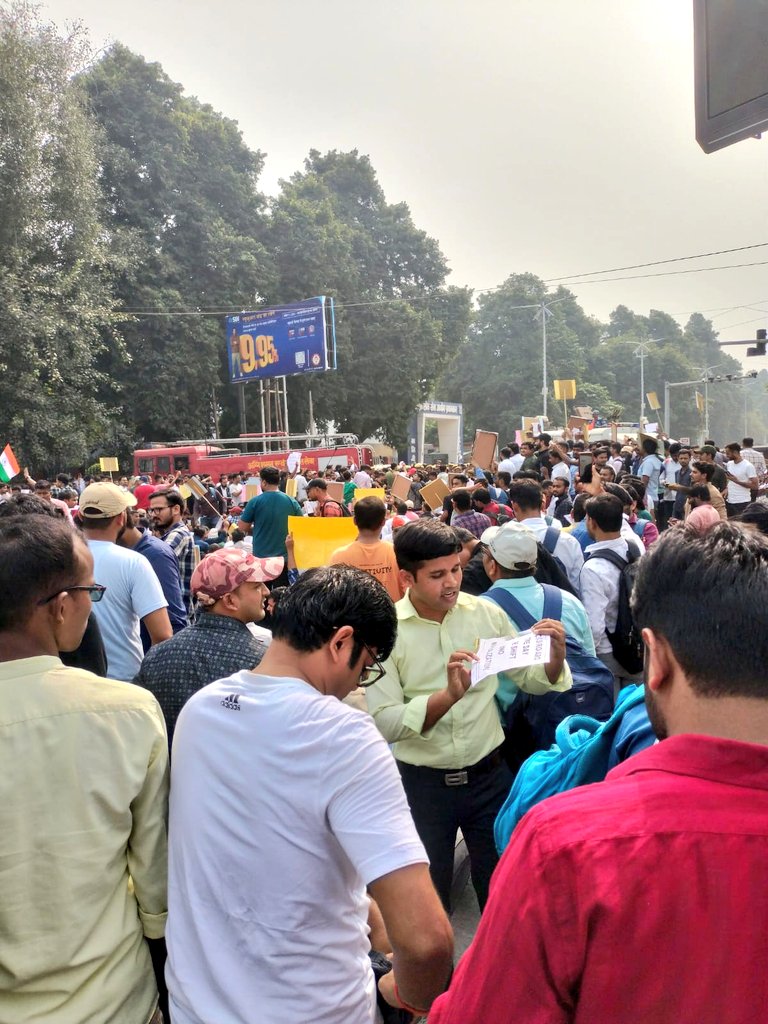 askrajeshsahu's tweet image. यूपी पीसीएस और RO-ARO परीक्षा को एक दिन में करवाने की मांग को लेकर आज अभ्यर्थी प्रयागराज में लोक सेवा आयोग के सामने इकट्ठा हुए हैं। 

अभ्यर्थी किसी भी रूप में नॉर्मलाइजेशन को स्वीकार नहीं करना चाहते। 

#UPPCS_RO_ARO_ONESHIFT