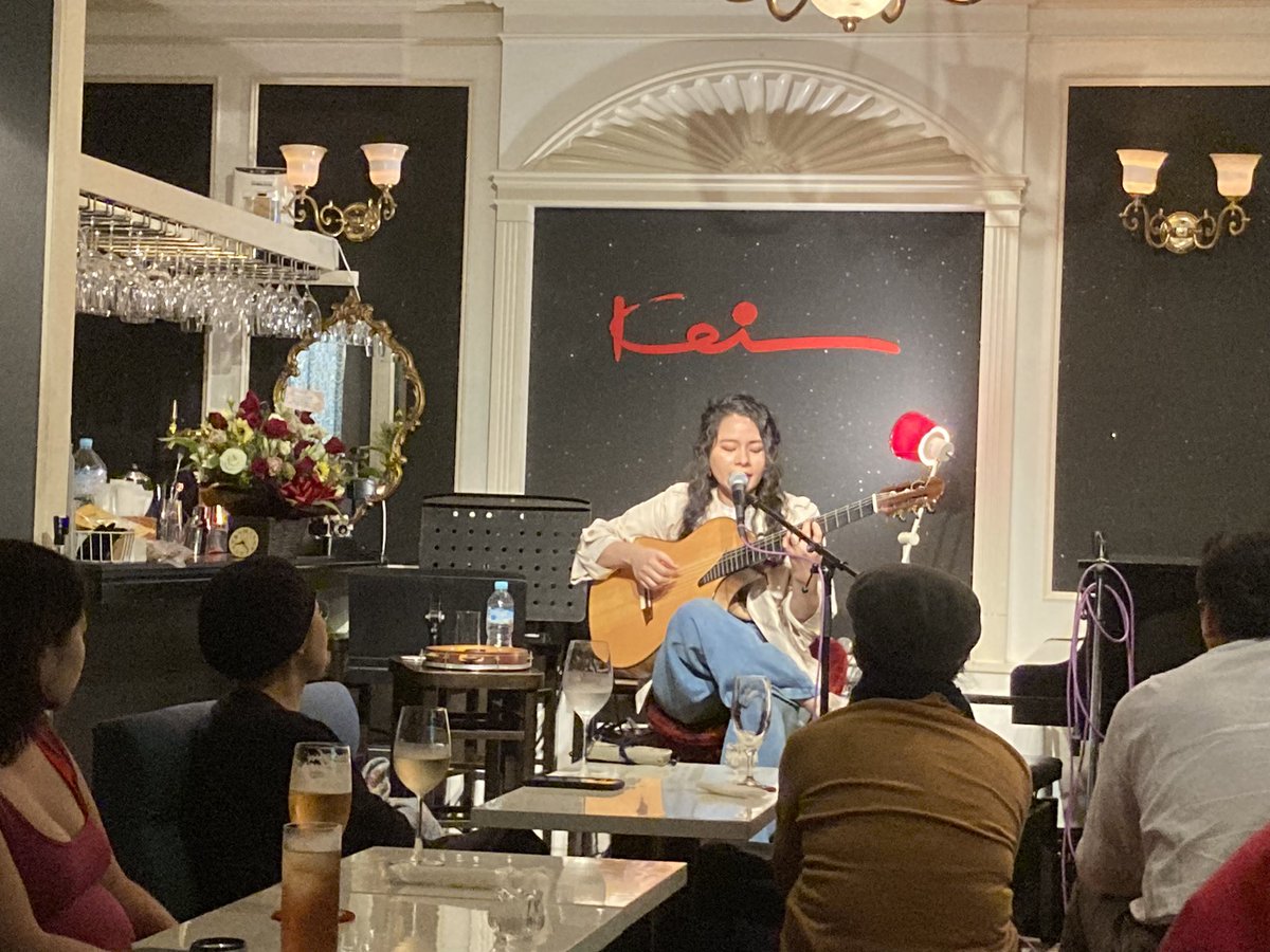 LadyEVA2023's tweet photo. ポルトガル語のワークショップのお友達とブラジルから来日したケイシーさんのライブに行って来ました。普段自分から出演しているお店。ちょっと新鮮でした。ネイティブなリズムが心地良かったです💕＃ボサノバ ＃ポルトガル語 ＃赤坂ケイ ＃Lady ＃EVA https://t.co/tkDt6PuE2P