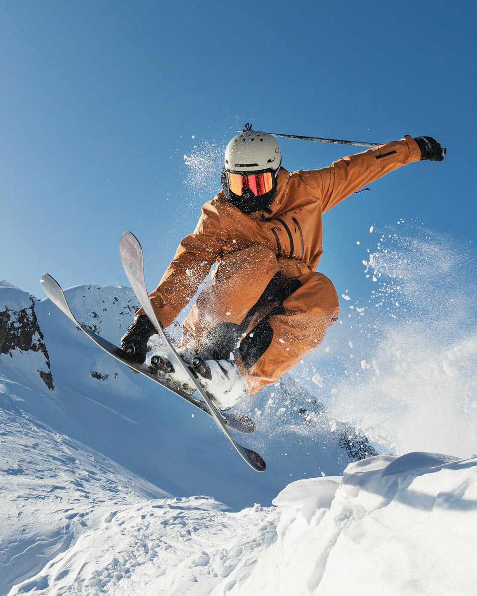 oakleyjapan's tweet photo. 大自然と一つになれば、どんなコンディションも最高の瞬間になる。 @colby_stevenson からインスピレーションを得たアイテムで雪山に向かおう。#DrawYourLine https://t.co/RrLrod8zWI
