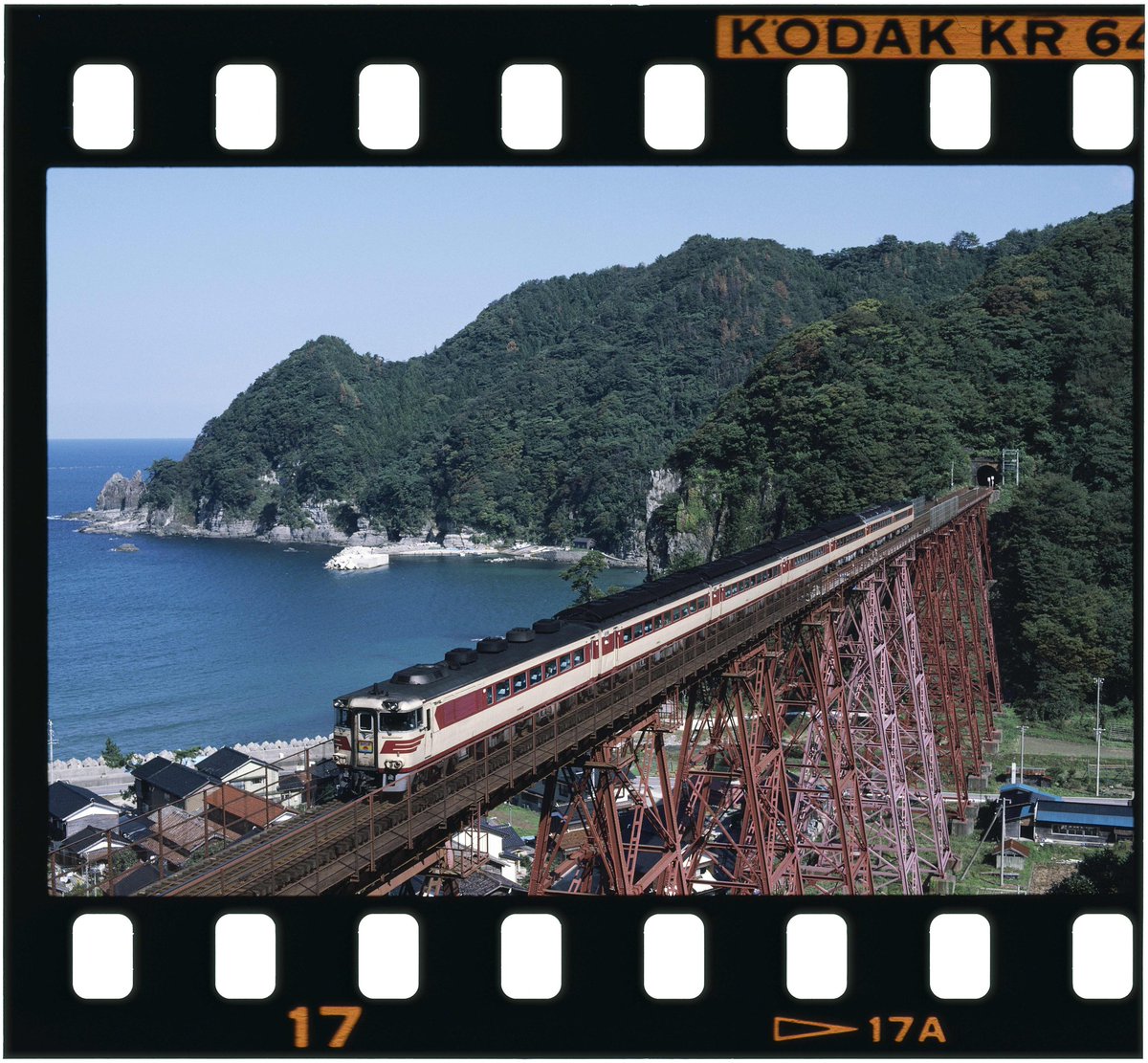 teinentetsu's tweet image. #山陰を駆け抜けた往年の列車を貼れ
旧餘部鉄橋を渡る国鉄時代のキハ181系「あさしお」