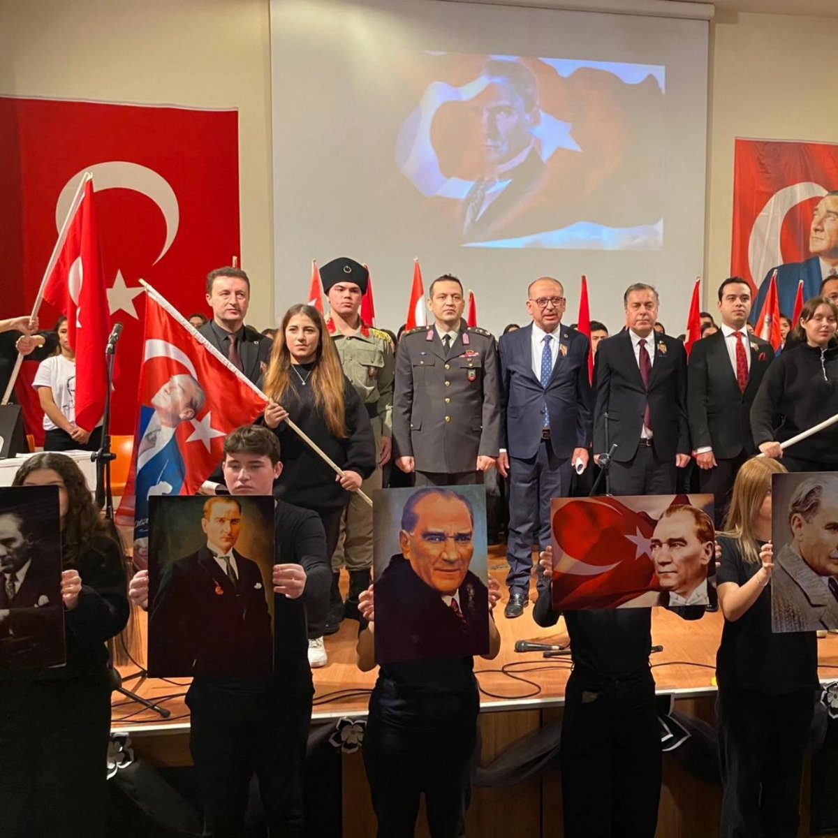 Türkiye Cumhuriyeti'nin kurucusu Gazi Mustafa Kemal Atatürk'ün ebediyete intikalinin 86.yılı münasebetiyle ilçemizde anma programı düzenlendi.
 instagram.com/p/DCMQCpBiuM8/…

<a href="/tcmeb/">Millî Eğitim Bakanlığı</a> <a href="/il_mem_45/">Manisa İl Millî Eğitim Müdürlüğü</a> <a href="/TurgtluKaymkmlk/">Turgutlu Kaymakamlığı</a> <a href="/m_ugurelli/">Mehmet UĞURELLİ</a> <a href="/KapankayaSelami/">SelamiKapankaya</a> <a href="/SerdarDincer45/">Serdar Dinçer</a>
