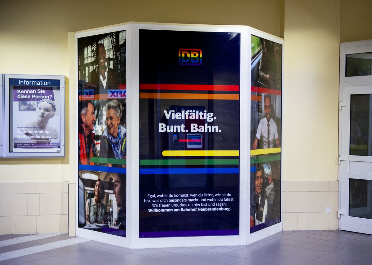 pressearbeiter1's tweet image. Die Stadtvertretung Neubrandenburg hat die Regenbogenflagge vom Bahnhofsvorplatz verbannt. Schön, unser Schaufenster der Vielfalt im Bahnhof Neubrandenburg! 🌈
#TeamDeutscheBahn #NieWiederIstJetzt #DBInfraGO
Copyright: DB/Anne-Kathrin Menger