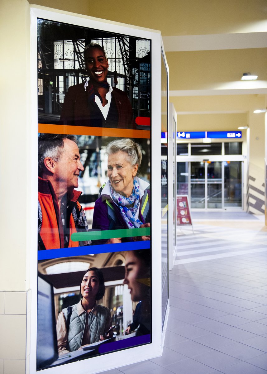 pressearbeiter1's tweet image. Die Stadtvertretung Neubrandenburg hat die Regenbogenflagge vom Bahnhofsvorplatz verbannt. Schön, unser Schaufenster der Vielfalt im Bahnhof Neubrandenburg! 🌈
#TeamDeutscheBahn #NieWiederIstJetzt #DBInfraGO
Copyright: DB/Anne-Kathrin Menger