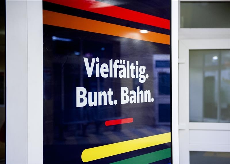 pressearbeiter1's tweet image. Die Stadtvertretung Neubrandenburg hat die Regenbogenflagge vom Bahnhofsvorplatz verbannt. Schön, unser Schaufenster der Vielfalt im Bahnhof Neubrandenburg! 🌈
#TeamDeutscheBahn #NieWiederIstJetzt #DBInfraGO
Copyright: DB/Anne-Kathrin Menger