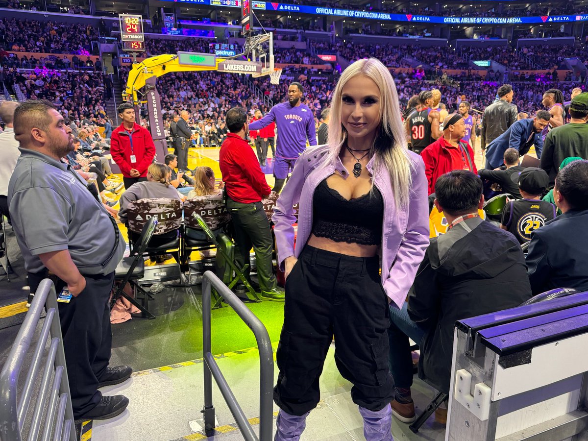 Simonna's tweet photo. Lakers night 💜💛 @Lakers #LakeShow #nba #Lakers #JessicaAlba #BenAffleck #Simonna #CoreyGamble https://t.co/766OpEV5mC