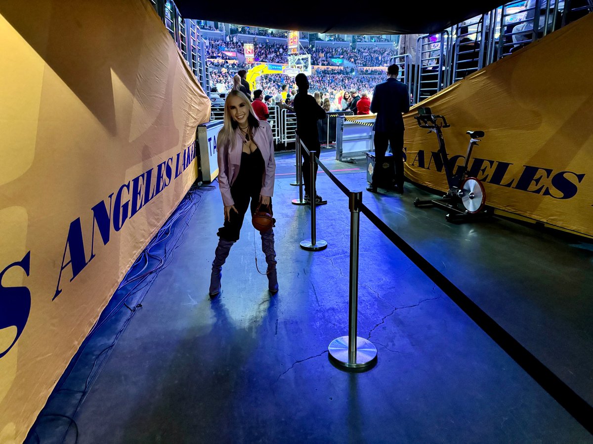 Simonna's tweet photo. Lakers night 💜💛 @Lakers #LakeShow #nba #Lakers #JessicaAlba #BenAffleck #Simonna #CoreyGamble https://t.co/766OpEV5mC