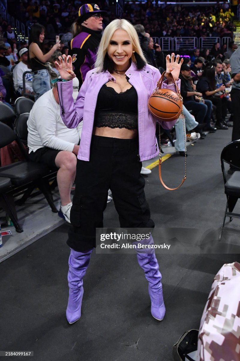 Simonna's tweet photo. Lakers night 💜💛 @Lakers #LakeShow #nba #Lakers #JessicaAlba #BenAffleck #Simonna #CoreyGamble https://t.co/766OpEV5mC