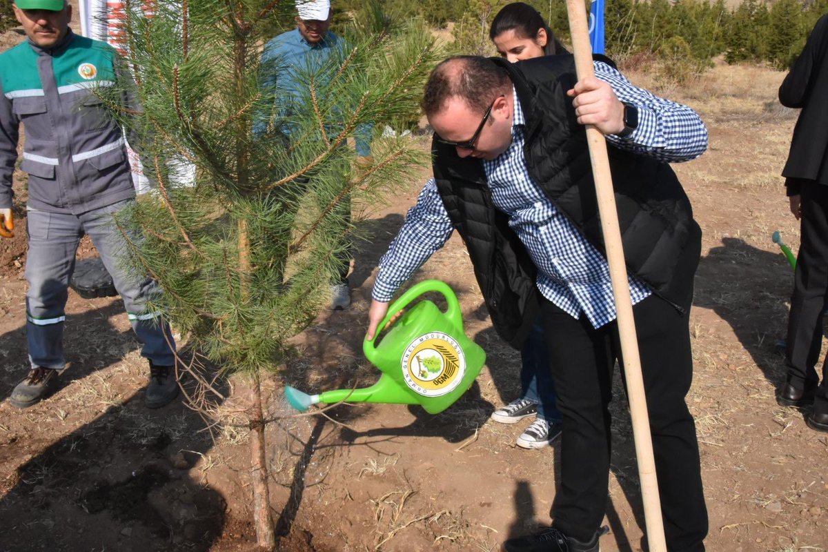 Milli Ağaçlandırma Günü 🌱🍀

Milli Ağaçlandırma Günü kapsamında İlçemizde düzenlenen programda; Kaymakamımız İzzet Cem ESER, Şuhut Belediye Başkanı Muhittin ÖZAŞKIN, kurum amirleri, öğrenciler ve vatandaşlar birlikte Şuhut Kamu Çalışanları Hatıra Ormanında fidan dikti.