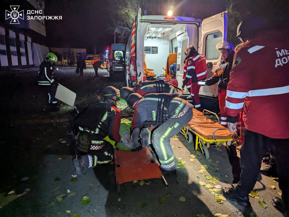 AnfisaMotora's tweet photo. #Zaporiya, 11.11.24
#ruZia realizó 3 ataques aéreos en el centro regional. Un civil falleció🕯 21 heridos, entre ellos 5 niños.
Se destruyó un edificio de viviendas de dos plantas, dañó una residencia y un concesionario de autos.
Las autoridades evacuan y alojan a los afectados. https://t.co/kg3tdemFH9
