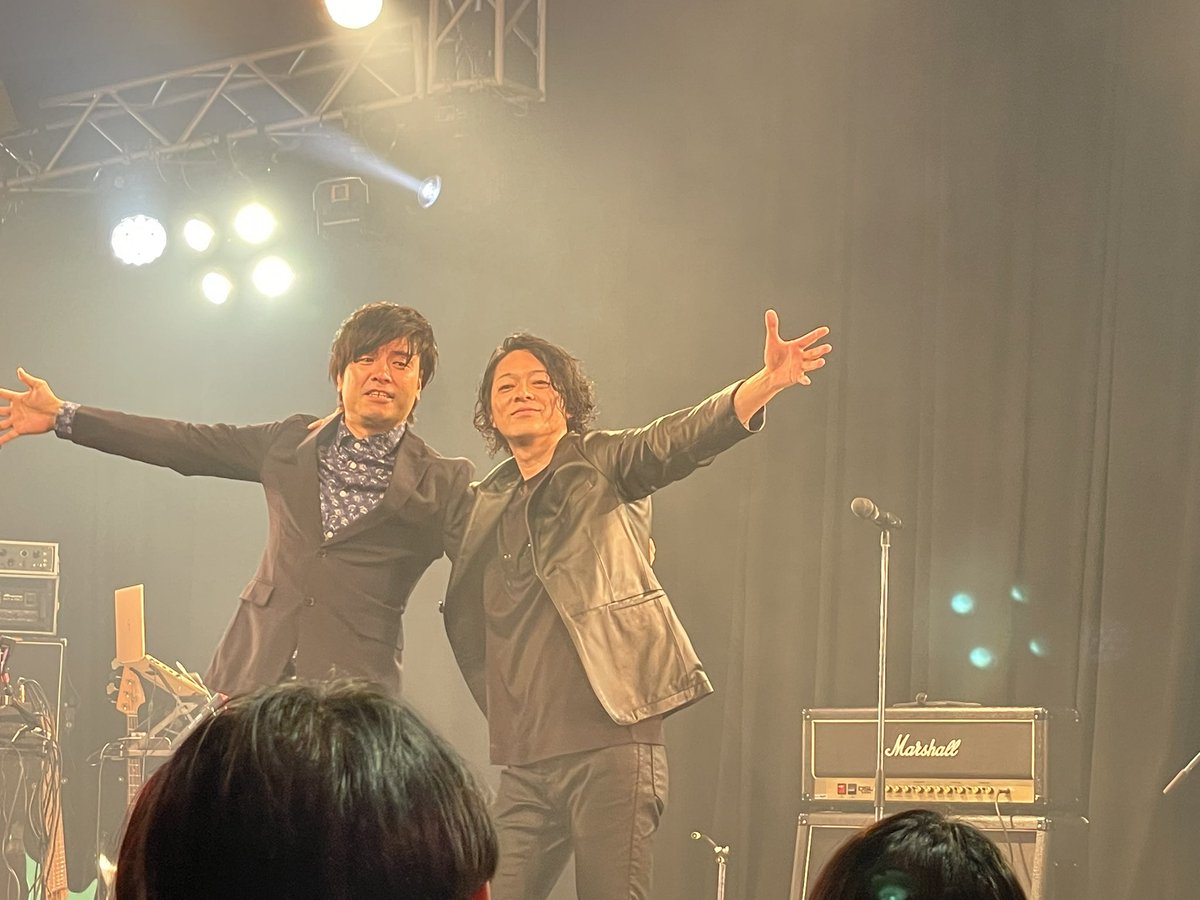 robbinism's tweet photo. 土曜日のことだけど、GLASSTOPのラストライブ行ってきた。
15年くらい前よくライブハウスへ観に行ってバンドさん。
脱退したメンバーが登場しての演奏もあり、懐かしい風が吹いた。
最近は聴いていなかったけど当時よく聴いてた曲は覚えてたな〜
GTは終わってしまったけど、曲は私の中にも残ってる。 https://t.co/Un1EdNUomS