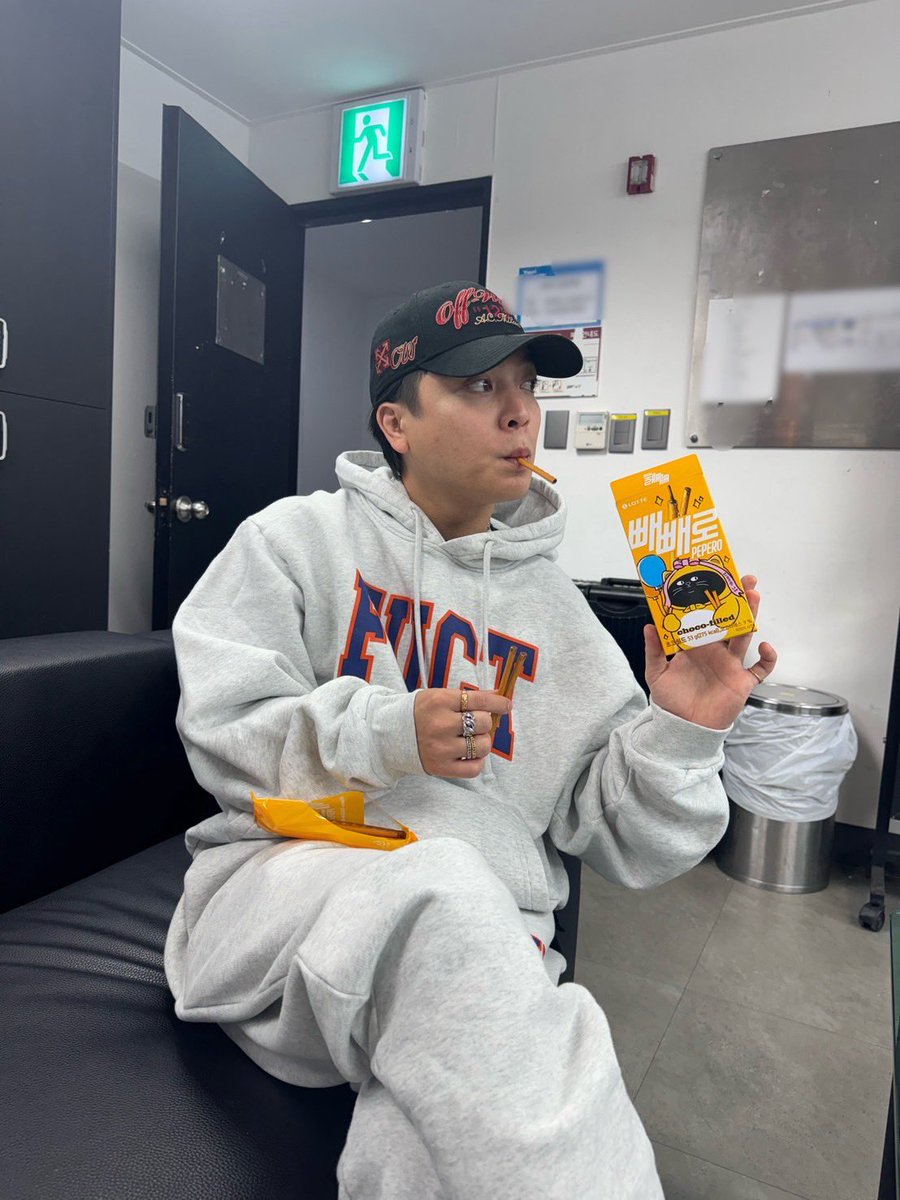 yuuri_official's tweet image. 今日はペペロデイ！

빼빼로데이🤘