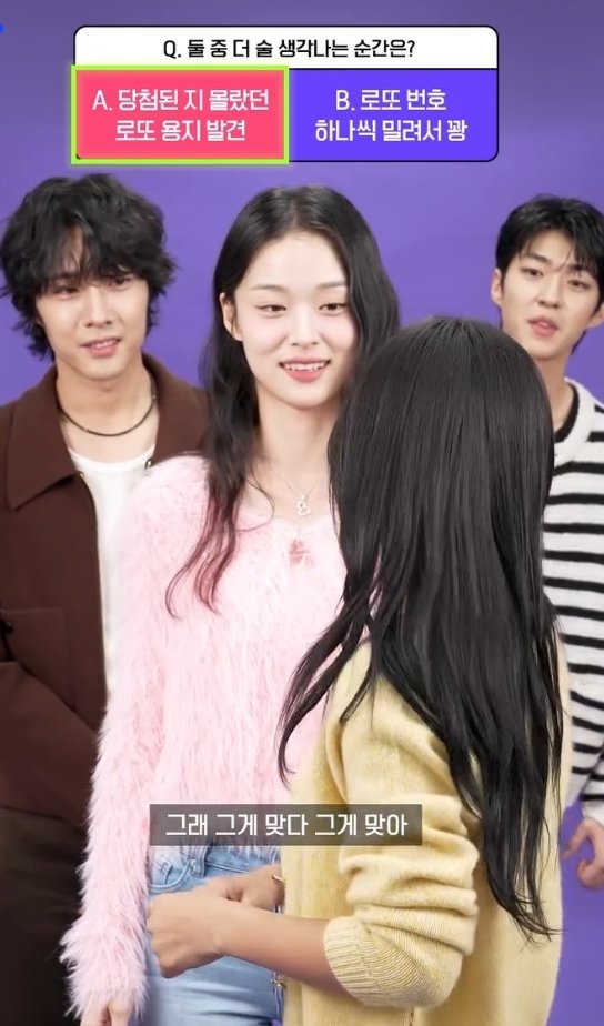 우리애 너무 작아서 뒤로가면 이마만 겨우 틈사이로 보이는데 세정이 뒤에서 다들 얼굴 보이는게 너무 귀여워ㅋㅋㅋㅋ 왤캐 쪼꼬미야ㅋㅋㅋㅋㅋ