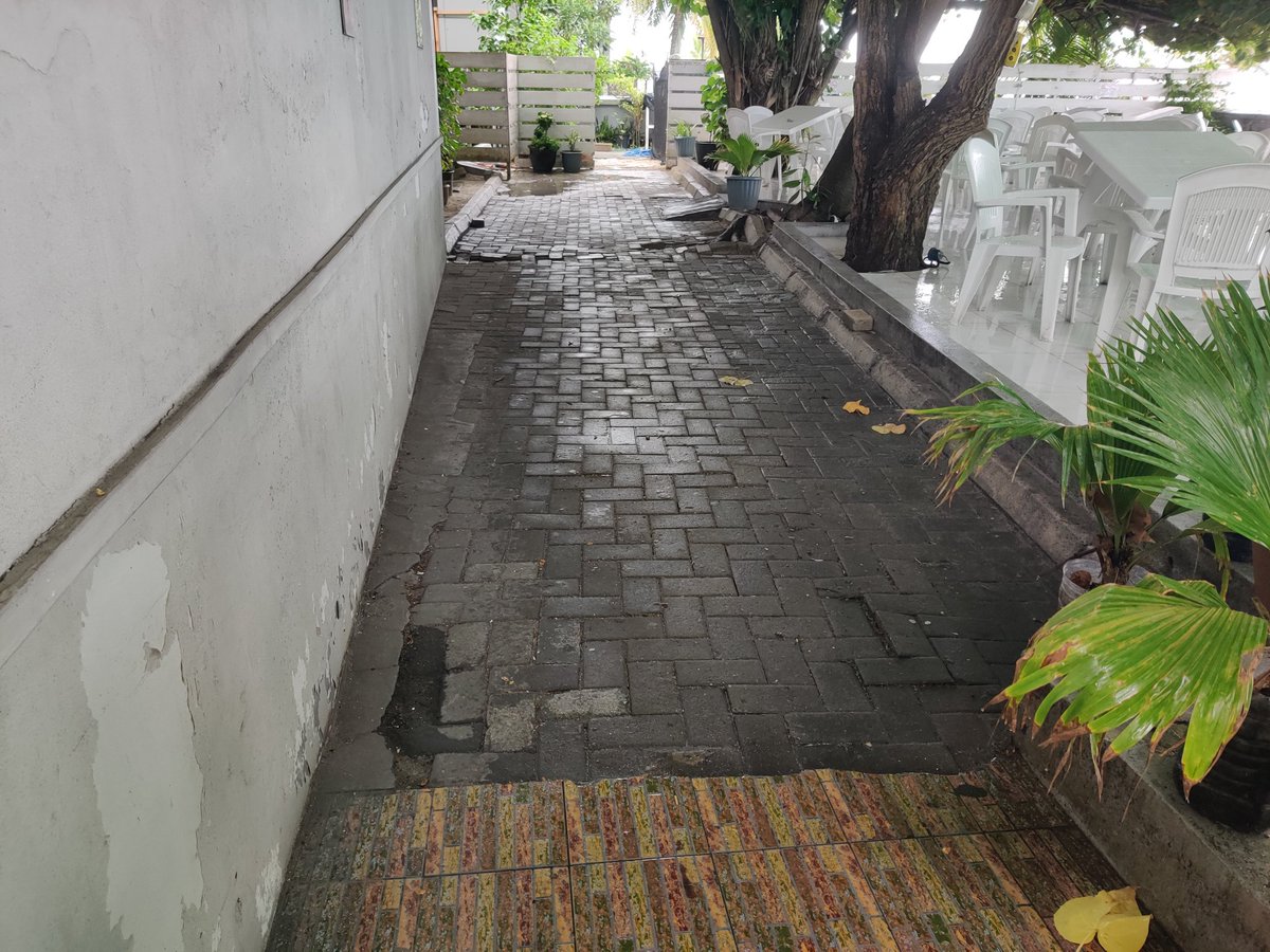 Leggi1623's tweet image. Mithanuga jahaafa mihuree out door ga jaha tiles eh noon.Hurihaa umurehge meehunah ves oih nurrakkaleh.
Higan onna pavement   l ves level kuran jehey...Fai furolhumuge furusathu bodu.
#igmh  out door restaurant area.
@igmhmv
@MoHmv