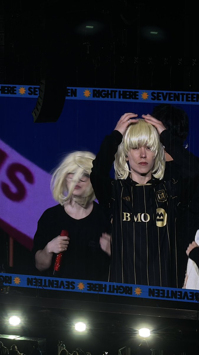 minghaocheol_'s tweet photo. SEVENTEEN WEARING CARATS' BLONDE WIGS DURING FIGHTING ENCORE THIS IS SO ??/!: 😭😭😭 THESE DIVAS???? 

cr erikaxmoya https://t.co/kRnGFaRdFR