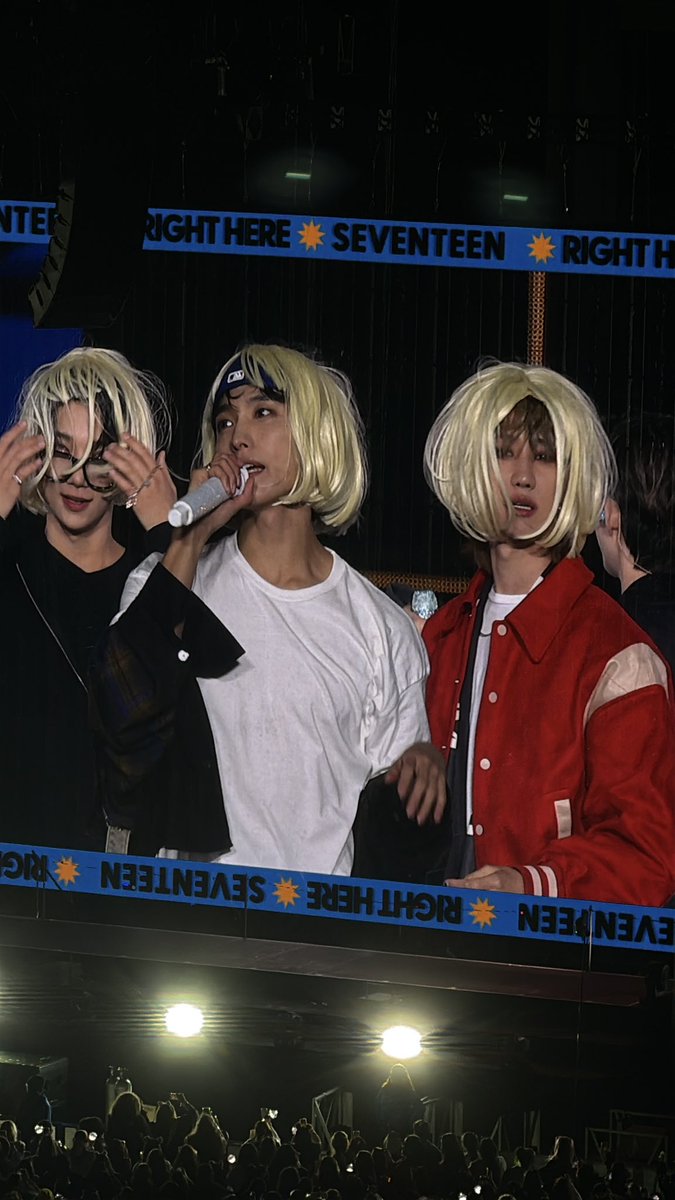 minghaocheol_'s tweet photo. SEVENTEEN WEARING CARATS' BLONDE WIGS DURING FIGHTING ENCORE THIS IS SO ??/!: 😭😭😭 THESE DIVAS???? 

cr erikaxmoya https://t.co/kRnGFaRdFR