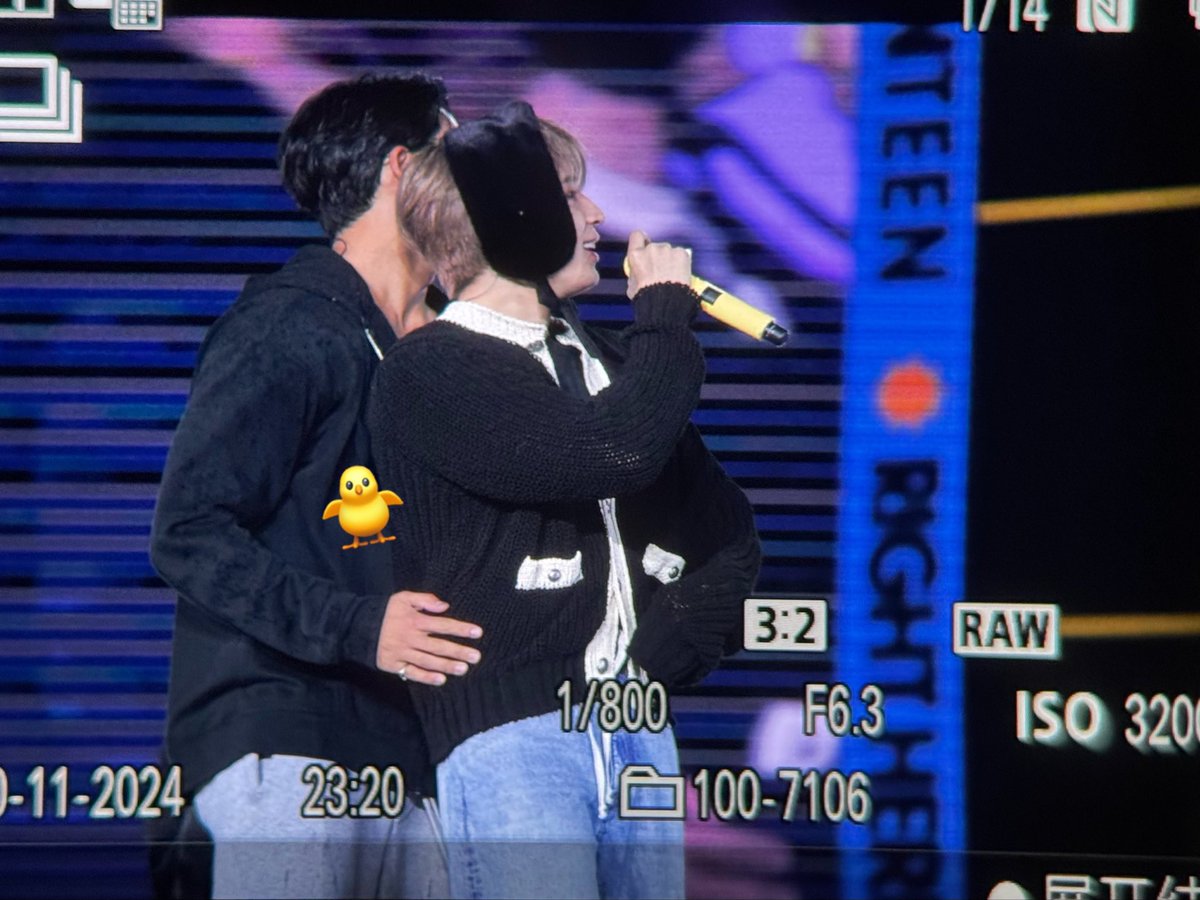 writesformw's tweet photo. the hand placement???? https://t.co/IykouJRyIO