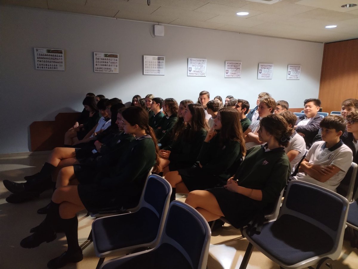 SGeorgesSchool's tweet photo. 🔬Encetem la Setmana de la #Ciència #SetmanaCiencia2024 #SC24Cat recordant la fantàstica xerrada de la que va gaudir l'alumnat de Secondary 4 gràcies al programa Embaixador@s de la Ciència @FCLP_Fundacio. Moltes gràcies! #ScienceFellows
#GironaSchool #SchoolGirona #Girona https://t.co/i45cdvZMMS