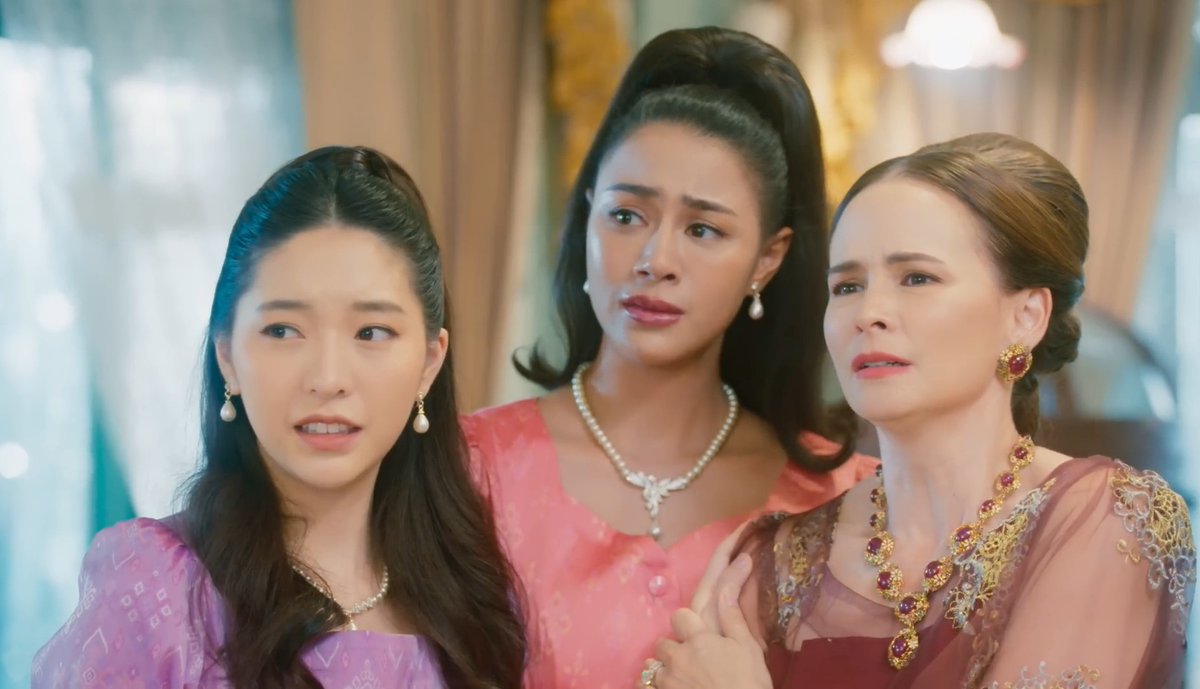 MagicofLover's tweet photo. คุณหญิงปารวตี (สะใภ้ใหญ่)
- เปี่ยมด้วยวุฒิภาวะและจริต
ไม่ยุ่งเกี่ยวกับเรื่องส่วนตัว

คุณอ้อน อรนิดา (สะใภ้รอง)
- เพื่อนสนิทที่เข้าขาเข้าคู่

ท่านป้าอลิษา (พระสัสสุ / แม่สามี)

"เดี๋ยวป้าจะเตือนอนิลให้กลับเร็ว
หญิงปิ่นอย่าได้เป็นกังวล"

ANILPIN A CHAOTIC WEDDING
#ปิ่นภักดิ์EP15 https://t.co/LBT1sNvxgV