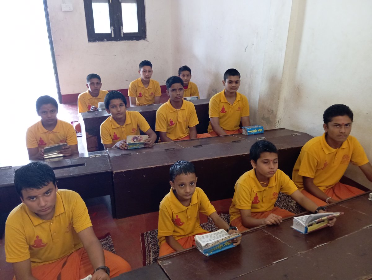 हाम्रो समर्पित बटुकहरूलाई वैदिक कर्मकाण्ड गुरुकुलमा भेट्नुहोस्, जहाँ प्राचीन वेदिक ज्ञानलाई जोगाइन्छ र नयाँ पीढीमा हस्तान्तरण गरिन्छ। यहाँ, तपाईले उनीहरूलाई संस्कृत शास्त्रमा दक्षता हासिल गर्दै र परम्परागत विधिहरूमा माहिर हुँदैको अनौठो अनुभव गर्न सक्नुहुनेछ।