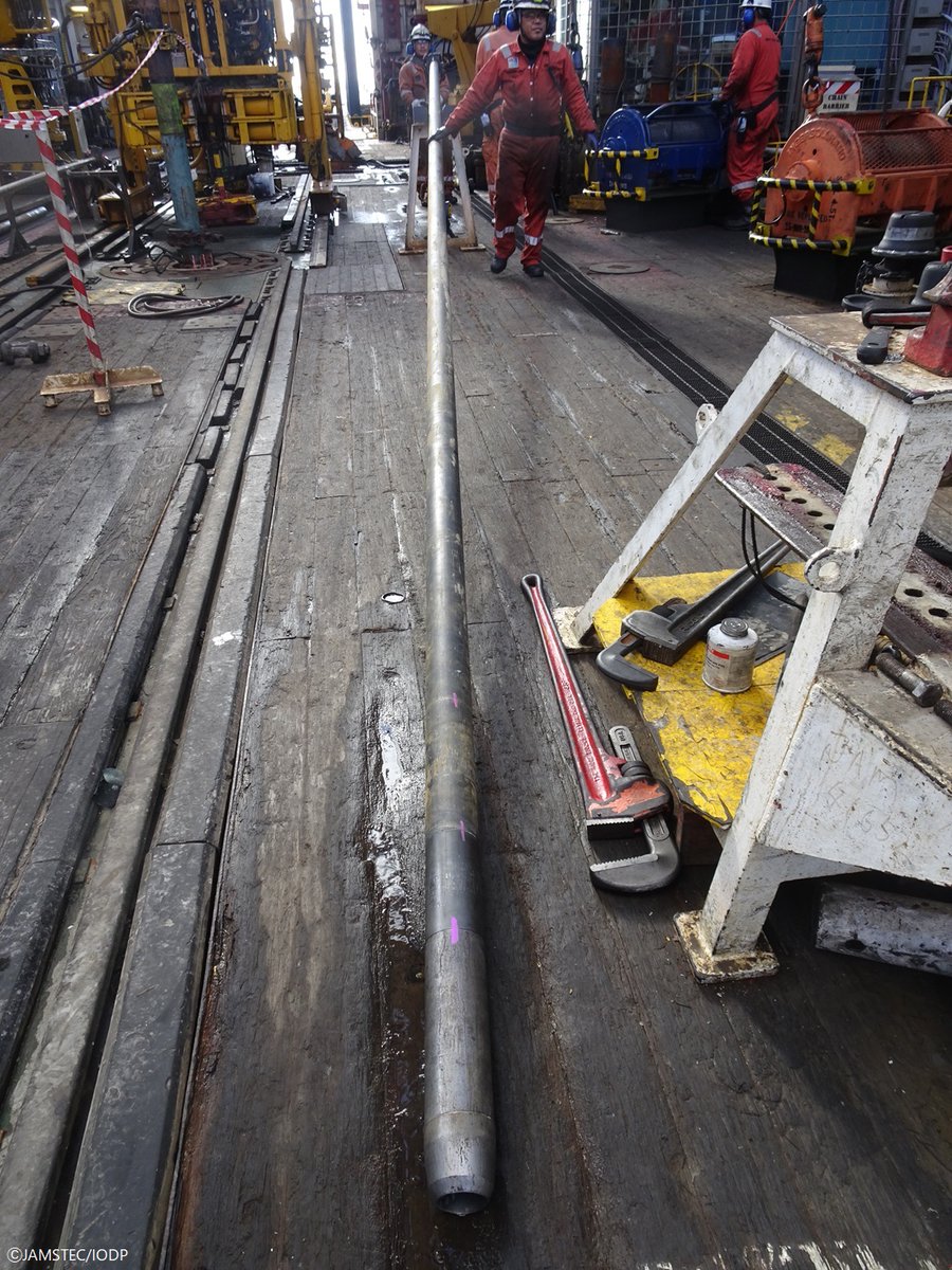 Chikyu_JAMSTEC's tweet image. 11/10 (Sun) #Chikyu continues coring near the seafloor🌏 (L) inner barrel (the tube in which the core is placed) being recovered👷 (R) #coresample being placed in an insulated box to measure its thermal conductivity🧰 The lab is very busy!

#JTRACK #IODP #JAMSTEC