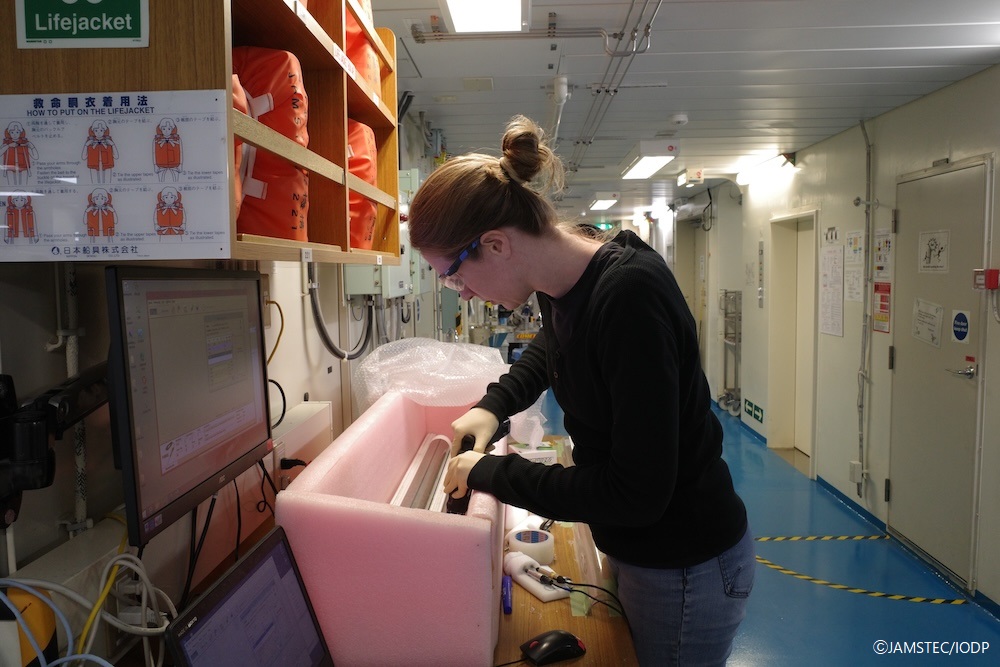 Chikyu_JAMSTEC's tweet image. 11/10 (Sun) #Chikyu continues coring near the seafloor🌏 (L) inner barrel (the tube in which the core is placed) being recovered👷 (R) #coresample being placed in an insulated box to measure its thermal conductivity🧰 The lab is very busy!

#JTRACK #IODP #JAMSTEC