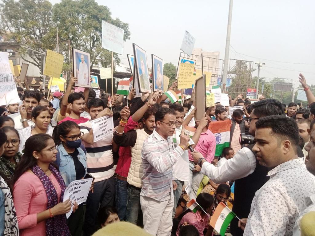 UP PCS और RO/ARO कैंडिडेट्स का महा-आंदोलन

पेपर लीक, पेपर रद्द. नया नोटिफिकेशन. नई तारीख़. फिर तारीख़ पर तारीख़. और फिर एक नया नोटिफिकेशन जिसके मुताबिक़ UP PCS( प्रीलिम्स) और RO/ARO(प्रीलिम्स) की परीक्षाएं अब क्रमशः 7/8 दिसंबर और 22/23 दिसंबर को अलग-अलग शिफ्ट्स में आयोजित कराई