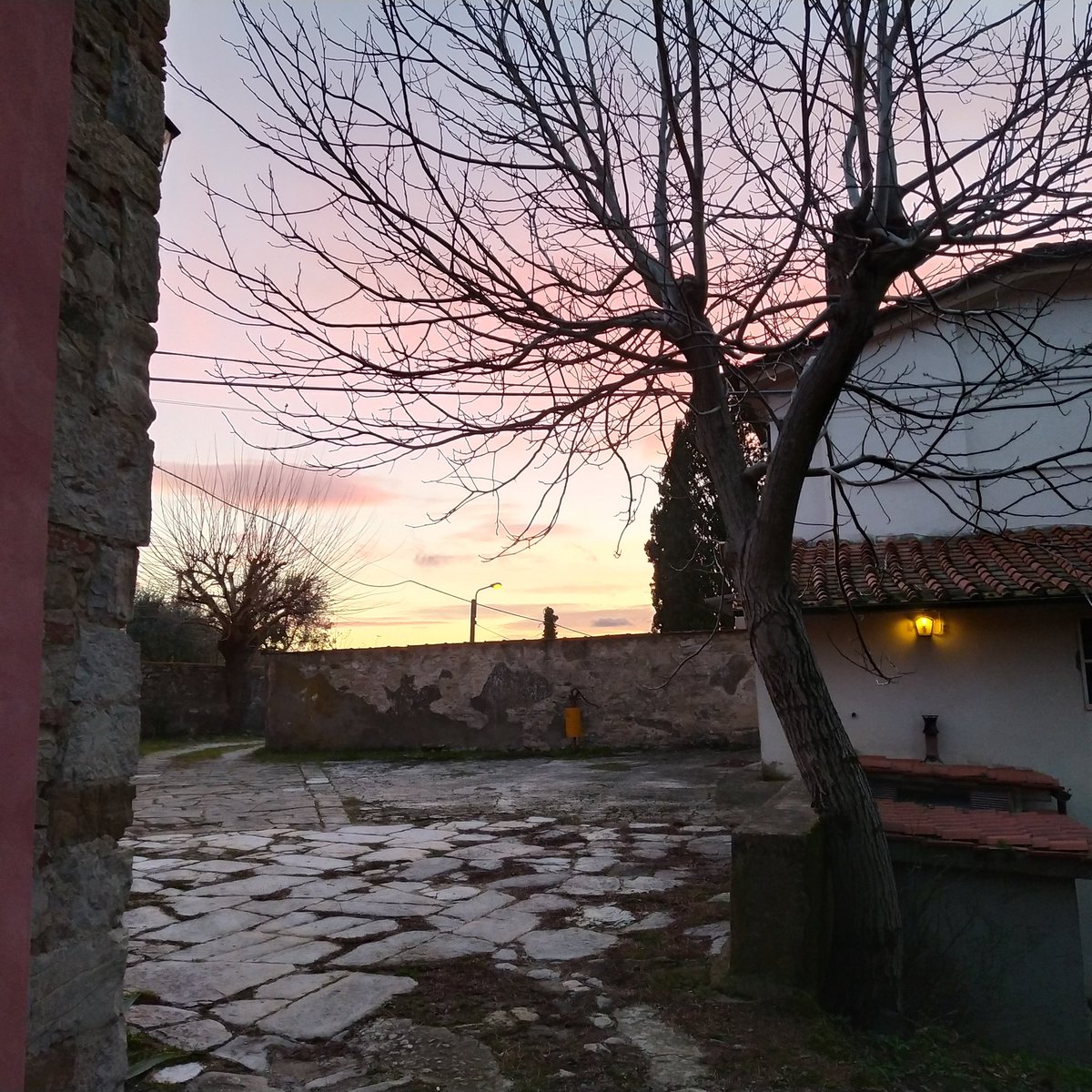 edattoli's tweet photo. L'inverno inesorabilmente arriva 
#alba #calvana https://t.co/3w3KKS02Y7