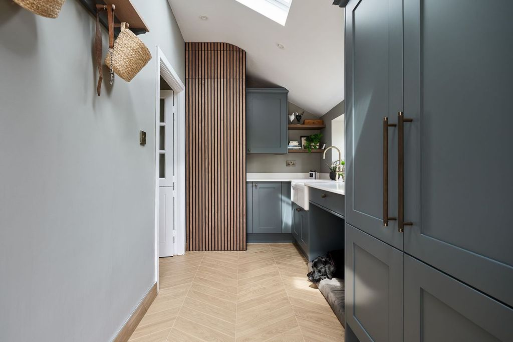 stonehamkitchen's tweet image. Our creations do not stop at kitchens, we often craft furniture for utility rooms that include bespoke storage solutions, integrated pet beds and even showers for dogs. 

For more inspiration beyond the kitchen visit  - ow.ly/8eah50U0BKo

#utilityroom #utilityroomideas