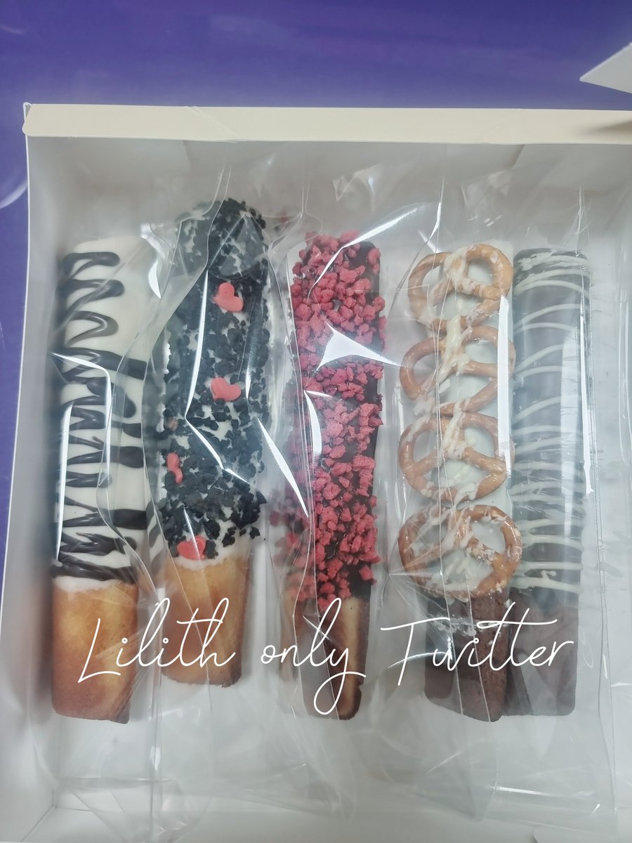 울언니(<a href="/lanlove_/">란</a> )가 빼빼로데이라고
생전 만들어보지도 않았던
빼빼로를 만들어서 주었다 ㅋㅋㅋ
쪼꼬만한 고사리손으로 만들었데 ㅋㅋㅋ
정량해서 만들어서 맛은 👍 
잘 먹을께 똥쟁아 ㅋㅋㅋ
안그래도 야근확정이랑 빡쳤는데
단거먹고 풀어야징 ㅋㅋㅋ