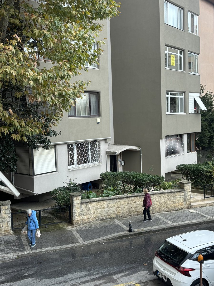 burcinsel's tweet photo. Zühtüpaşa mahallesi kızıltoprak / Ömer Efendi Sokak’ta 2 numaralı apartmanın su borusu patladı.dün akşam maç bittiğinden beri hala akıyor hiç kimse gelmedi.sokak su içinde…yardım lütfen @kadikoybelediye @istanbulbld https://t.co/CQ2YhrsRny