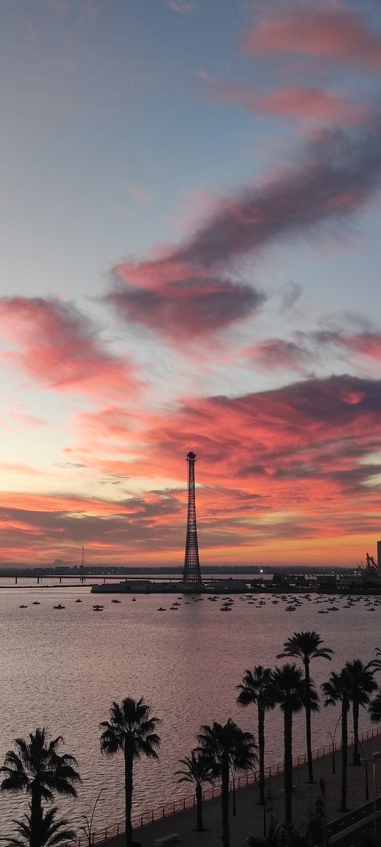 agomezp1's tweet photo. @EltiempoenCadiz Buenos días..amanecer precioso por la bahía #cadiz #lunes https://t.co/8JK6hVD5Nk