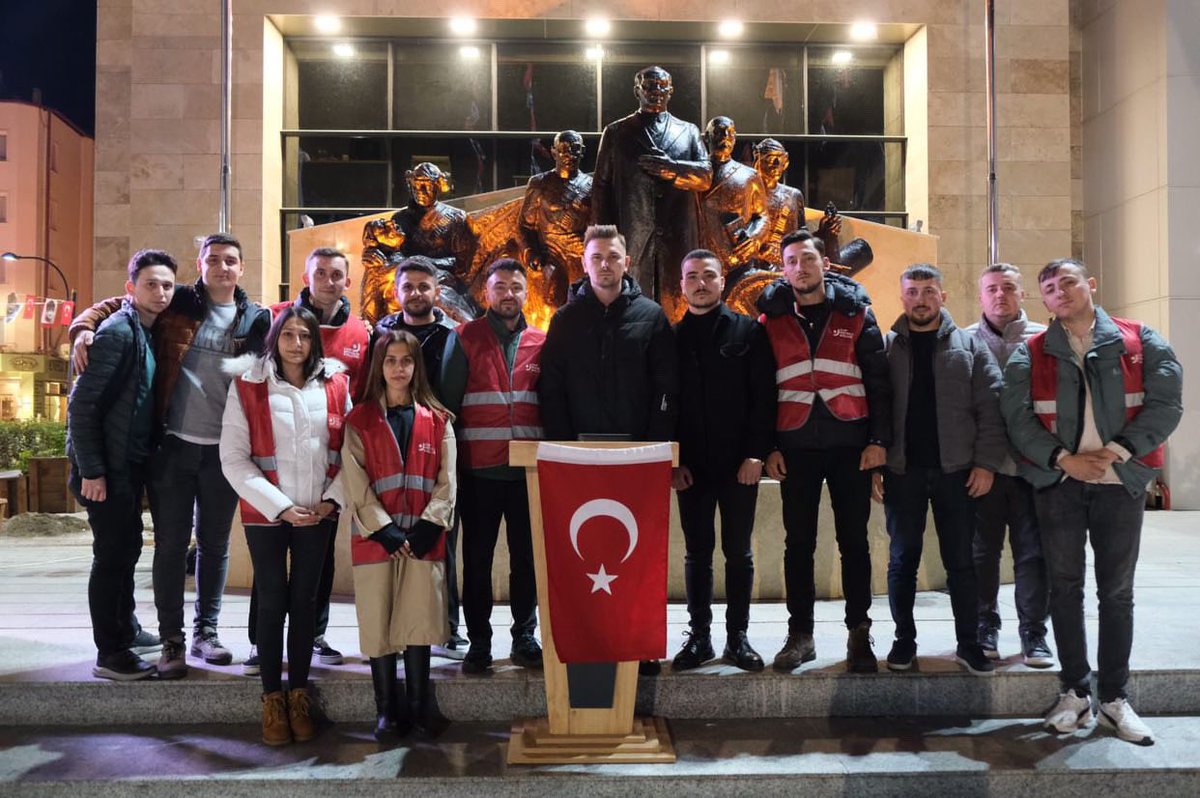 CHP Bulancak Gençlik Kolları, Atatürk’ün 86. ölüm yıldönümünde 9 Kasım Cumartesi saat 22.00’da başlattığı Ata’ya Saygı Nöbeti’ni, 10 Kasım Pazar sabahı 09.05’te tamamlayarak saygılarını sundu.
Bütün Ümidim Gençliktedir.

#10Kasım
#Gündem #Siyaset #Türkiye #Giresun #Bulancak