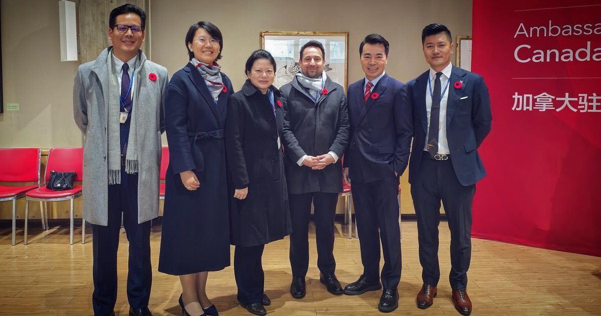 🧵2/2…sacrificed. It’s been my personal honour to have attended since the beginning, and to coordinate this meaningful service for the Canadian alumni during the past 15 years.
#CanadaRemembers #LeCanadaSeSouvient 
#remembrance #remembranceday #alumni 
<a href="/canjenmay/">Jennifer May</a>