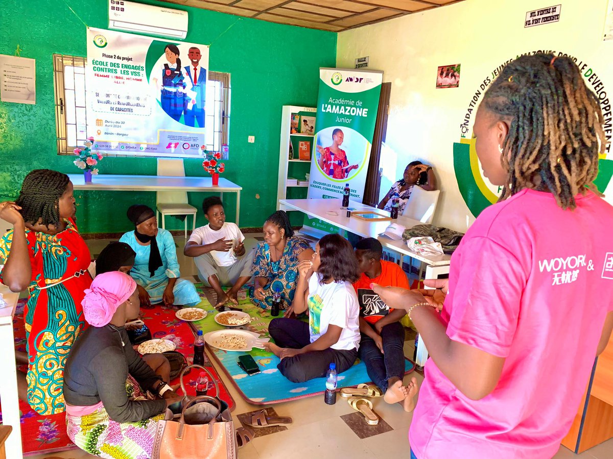 FjadAmazones's tweet photo. 𝐒𝐚𝐦𝐞𝐝𝐢 𝐑𝐨𝐬𝐞 𝐞𝐧 𝐒𝐨𝐫𝐨𝐫𝐢𝐭𝐞́ 𝐚̀ 𝐏𝐚𝐫𝐚𝐤𝐨𝐮 🌸 

Comme à Cotonou ce samedi 26 Oct , toute l’équipe de la FJAD s’est mobilisée autour de jeux de causerie, pour passer un bon moment d’amour aux côtés de notre invitée spéciale, la sage-femme @HayaathB .1️⃣⤵️
#FJAD https://t.co/TewTGVhX7i