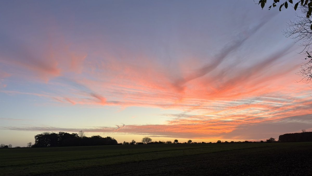 mfahy85's tweet photo. Strange cloud in the sky this morning at kings Lynn @ChrisPage90 @WeatherAisling https://t.co/FfaYOnzYlE