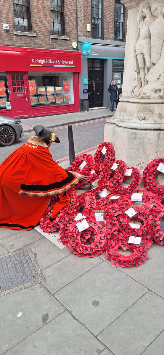 Remembrance Sunday, <a href="/SouthwarkMayor/">Mayor of Southwark</a> lays the wreath on behalf of all the citizens of Southwark at St Saviours’s war memorial, borough High Street SE1 #LestWeForget #RemeanceDay2024