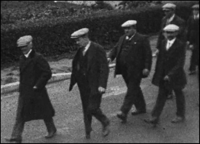 Parcours1418's tweet photo. #1GM En ce #11novembre, étude d'un film tourné à la fin des années 1930 dans une petite commune d'Eure-et-Loir.
Que montre-t-il ? Qui apparaît ? Comment expliquer l'intérêt de l'instituteur pour ce moment particulier ?

⤵️ Découvrir l'étude de ce film⤵️

https://t.co/73EPUoQzru https://t.co/B3ilYXJPcn