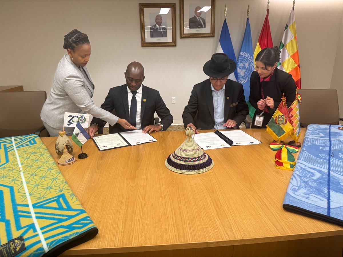🌍 Lesotho &amp; Bolivia establish diplomatic ties! 🇱🇸🤝🇧🇴

H.E. Matete ‘Nena for 🇱🇸 &amp; H.E. Diego Pary Rodriguez for 🇧🇴 signed in NYC, with Cabinet approval. Both nations, #LLDC members. Bolivia’s lithium reserves offer potential for 🇱🇸’s renewable energy path. 🌞🔋

#Diplomacy