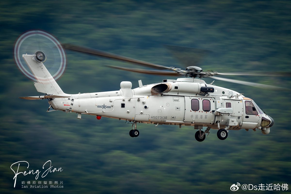 2/3 Some great shots of the 🇨🇳Z-20J shipbourne helicopter in