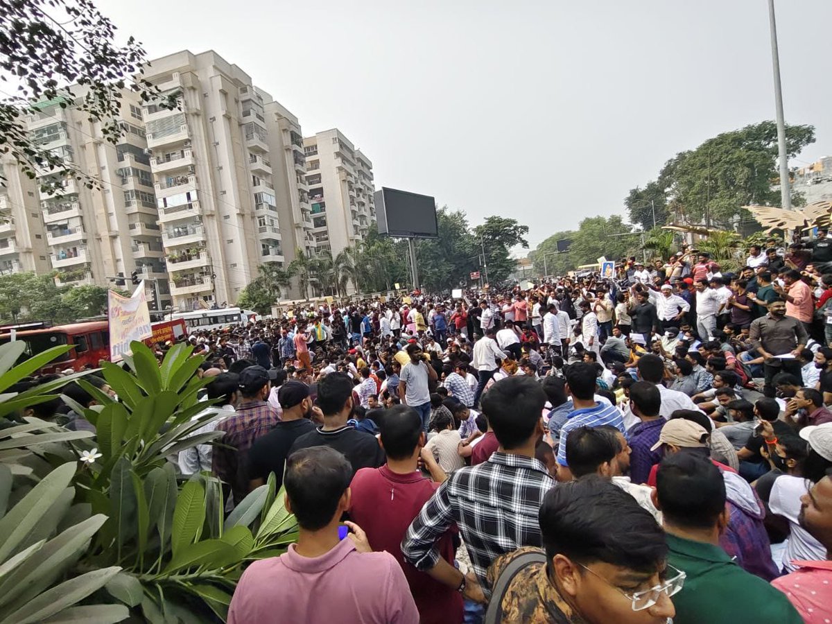 Rinkiyadav04's tweet photo. #UPPSC_No_Normalization
#UPPSC_ROARO_ONESHIFT
रण ऐसा होगा,
फिर कभी नहीं जैसा होगा।
धरती कांपेगी, आकाश गूंजेगा,
शत्रु का हर दंभ टूटेगा।

वीरों के साहस की होगी पहचान,
जैसे जलता हो आग में तूफान।
आहुति देंगे हम तन-मन की,
हर एक कदम विजय के संग।

जयघोष होगा, गर्जना सुनाई देगी,
हर शूरवीर की गाथा गाई जाएगी।
आओ साथ मिल, संकल्प लें,
रण का ऐसा इतिहास बनाएं,
फिर कभी नहीं जैसा होगा!!

Retweet करते रहिए सभी