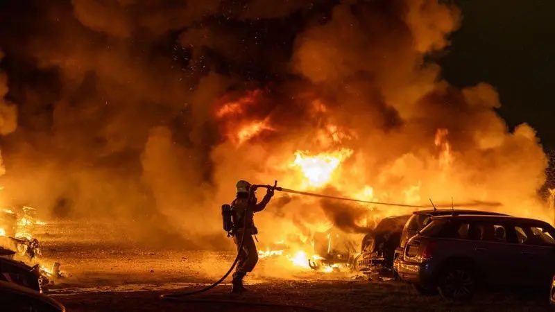 Enorme brand op parkeerterrein Schiphol