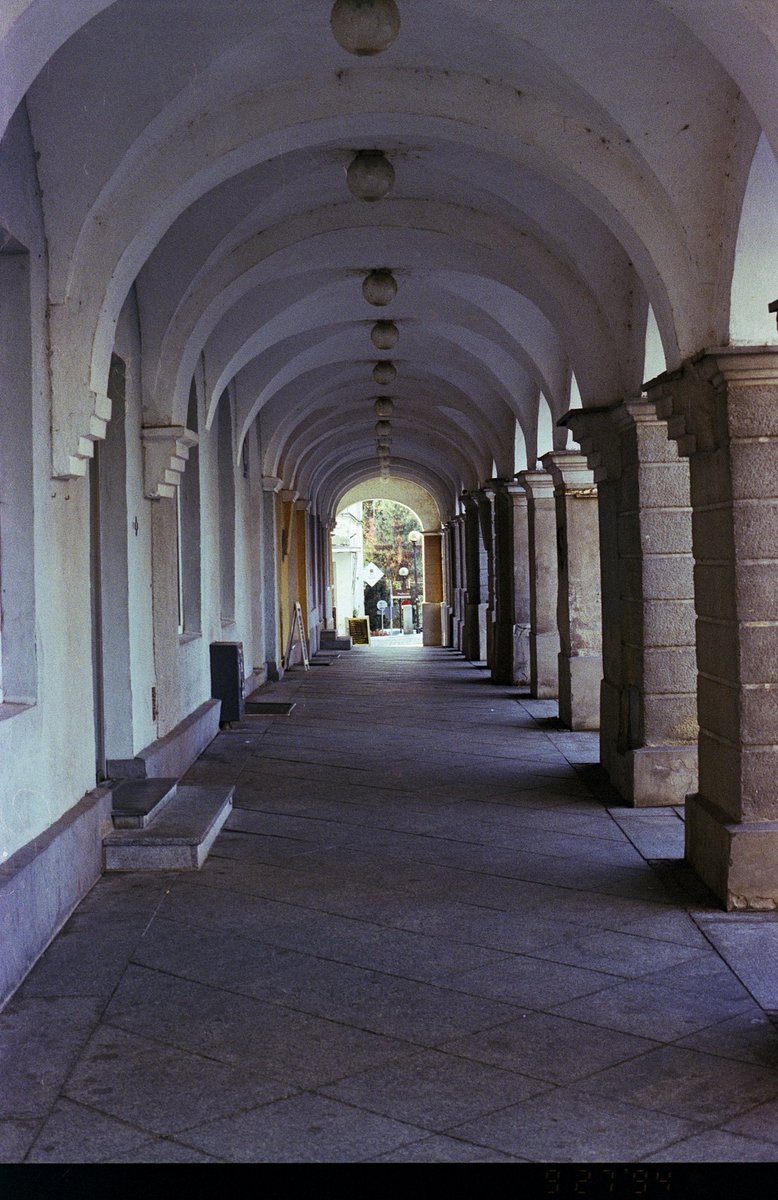 Zdjecie prosto kliszy aparatu analogowego. Bez obrabiania w PS bez sztucznej inteligencji. Aparat to Contax RX a film KodakUltraMax400 #fotozkliszy #contax #kodak #fotografía