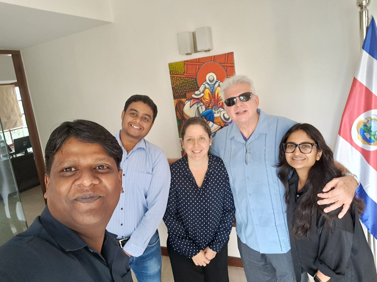 Today we had the pleasure of welcoming former Ambassador Claudio Ansorena, who is visiting India, to the new premises of our embassy.
Hoy tuvimos el gusto de recibir en la nueva sede de nuestra embajada al exembajador Claudio Ansorena, quien se encuentra de visita en la India.