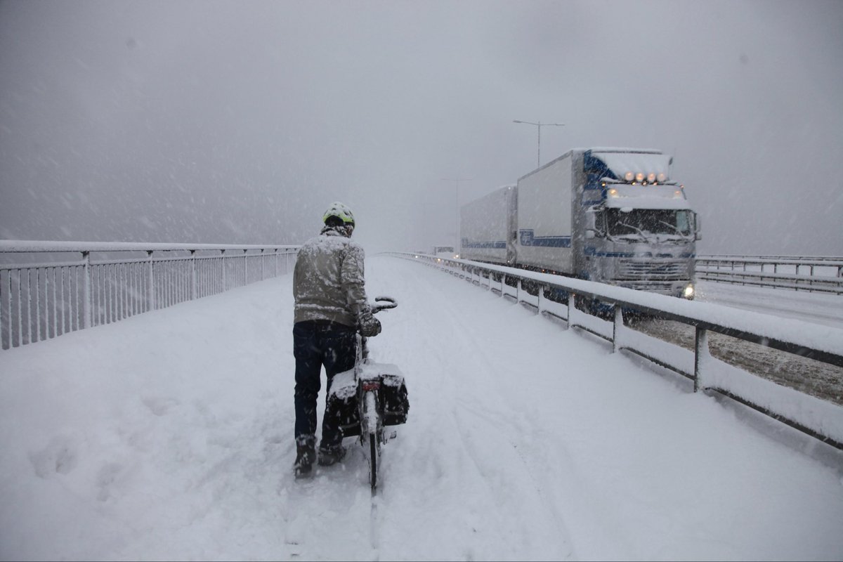 9 november 2016. Skönt att snön kommer lite senare i år🙂 

cyklandeombud.se/snorojning/cyk…