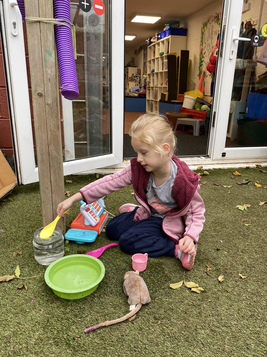 Play_Glos's tweet image. Our #SuperSaturday players began the morning by opening a cafe (assisted by a helpful rat 🐀) and a zoo 🦓 🦒 🦁 

They also enjoyed plenty of high octane role play, spinning in the hammock and table top games

@TNLComFund #TimeToBe #ChildLedPlay